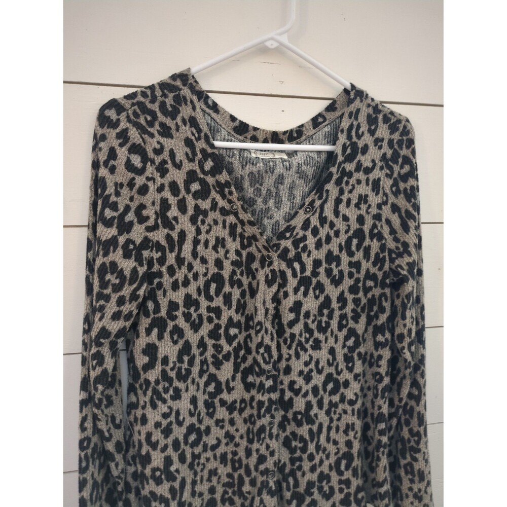 Maurices animal print snap button t shirt L fall winter layering